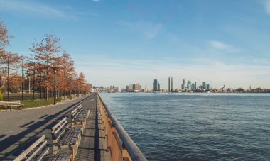 Doğu Houston Caddesi 'nin sonundan Doğu Nehri manzarası. Manhattan sahilinden Doğu Nehri 'ne dolaş. New York.