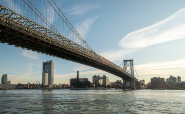 New York, ABD. 11 Eylül 2019. Gündoğumunda Manhattan 'dan Williamsburg Köprüsü' ne. Brooklyn gökdelenleri, One South First, Domino 'daki Rafineri ve 325 Kent Binası..