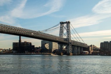 New York, ABD. 11 Eylül 2019. Gündoğumunda Manhattan 'dan Williamsburg Köprüsü' ne. Arkaplanda Domino 'daki Rafineri ve 325 Kent Binası gibi Brooklyn gökdelenleri.