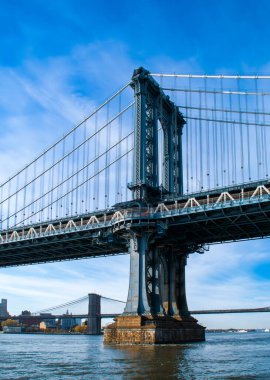 Manhattan Köprüsü ve Brooklyn Köprüsü New York, ABD 'deki Manhattan sahilinin arka planında. Manhattan 'ı Brooklyn' e bağlayan köprüler East River üzerinden geçiyor. Kasım 2019.