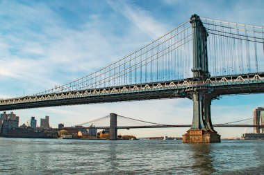 Manhattan Köprüsü ve Brooklyn Köprüsü New York, ABD 'deki Manhattan sahilinin arka planında. Manhattan 'ı Brooklyn' e bağlayan köprüler East River üzerinden geçiyor. Kasım 2019.
