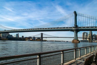 Manhattan Köprüsü ve Brooklyn Köprüsü New York, ABD 'deki Manhattan sahilinin arka planında. Manhattan 'ı Brooklyn' e bağlayan köprüler East River üzerinden geçiyor. Kasım 2019.