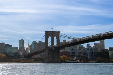 New York, ABD. 11 09 2019. Manhattan Adası 'ndan Brooklyn Köprüsü. Gündoğumunda Doğu Nehri kıyısındaki Brooklyn binaları.