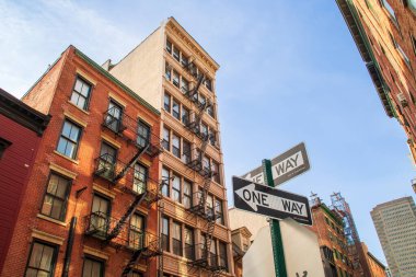 Water Caddesi 'ndeki binalar Manhattan, New York, ABD. Yangın merdivenleri ve tek yönlü trafik ışıklarıyla tipik New York binaları..