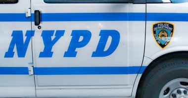 Nueva York, ABD. 11 09 2019. New York Şehri Polis Arabası. New York Polis Departmanı 'nın logosu ve amblemi bir New York devriye aracının yanındaydı. New York Polis Departmanı.