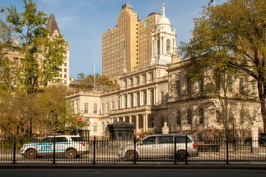 New York, ABD. 11 09 2019. Bir sonbahar sabahı New York Belediye Binası 'nda. Belediye Parkı 'ndaki ikonik hükümet binasının cephesi. Fotoğraf: Park Row.