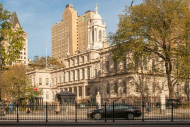 New York, ABD. 11 09 2019. Bir sonbahar sabahı New York Belediye Binası 'nda. Belediye Parkı 'ndaki ikonik hükümet binasının cephesi. Fotoğraf: Park Row.