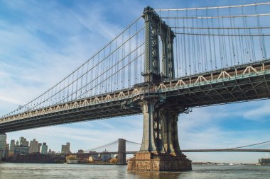 Manhattan Köprüsü ön planda ve Brooklyn Köprüsü arka planda New York, ABD 'deki Manhattan rıhtımından. Manhattan 'ı Brooklyn' e bağlayan köprüler. Kasım 2019.