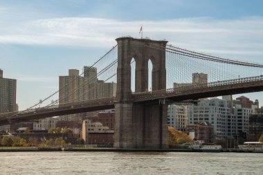 Manhattan Adası 'ndan Brooklyn Köprüsü. Gündoğumunda East River 'ın kıyısındaki Brooklyn binaları. Kasım 2019.