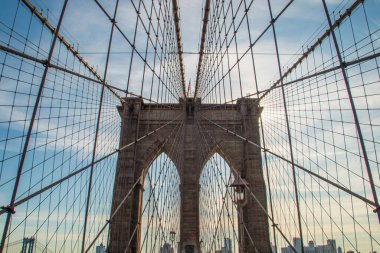 New York, ABD 'deki ünlü Brooklyn Köprüsü' nün mimari detayları. Aşağıdan, yaya geçidinden, Manhattan 'a en yakın olan iki sütundan birindeki halatlar ve taş kemerler görülüyor..