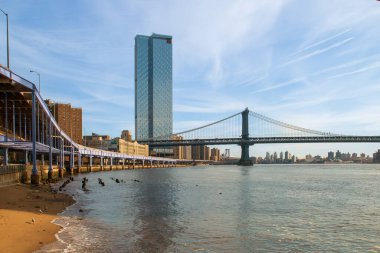 New York, ABD. 11 09 2019. Manhattan Köprüsü ve arka plandaki Manhattan Meydanı. East River 'ın kıyısındaki Manhattan Adası. Doğu Nehri Greenway.