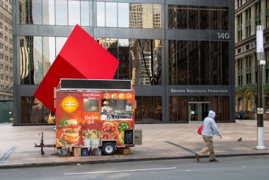 New York, ABD. 11 09 2019. 140 Broadway 'de Hint yemeği arabası. Arka planda Brown Brothers Harriman & Co binasıyla soğuk bir sonbahar sabahı. Finansal Bölge, Aşağı Manhattan.