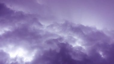 Hayaletli bir ortamda yavaşça sisi hareket ettiriyor. Ürkütücü leylak renkleri ve kıvrımlı hareketleri olan koyu soyut bir arkaplan..