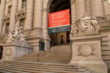 George Gustav Heye Center 'a giriş, Amerikan Yerlileri Ulusal Müzesi' nin üç şubesinden biri. Alt Manhattan, New York, ABD 'de sütunlar ve heykellerle süslenmiş cephe.