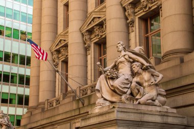 George Gustav Heye Center 'a giriş, Amerikan Yerlileri Ulusal Müzesi' nin üç şubesinden biri. Alt Manhattan, New York, ABD 'de sütunlar ve heykellerle süslenmiş cephe.