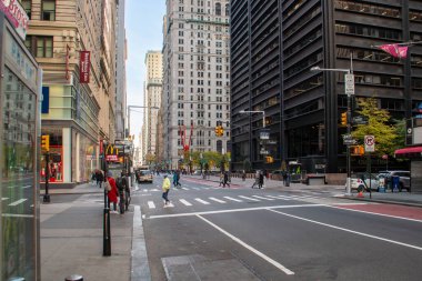New York, ABD. 11 09 2019. Broadway ve Cortlandt Caddesi bir sonbahar sabahı kesişiyor. Manhattan 'ın finans bölgesinde yoğun şehir hayatı.