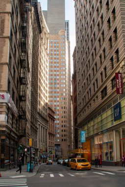 New York, ABD. 11 09 2019. Bakire Ln. Bir sonbahar sabahında Broadway 'den. Manhattan 'ın finans bölgesinde yoğun şehir hayatı.