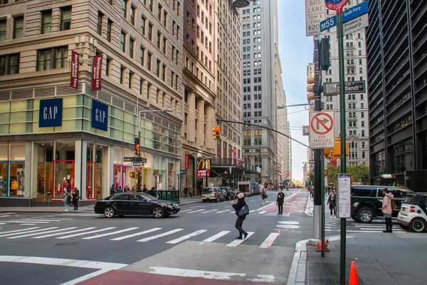 New York, ABD. 11 09 2019. Broadway ve Cortlandt Caddesi bir sonbahar sabahı kesişiyor. Manhattan 'ın finans bölgesinde yoğun şehir hayatı.