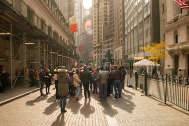 New York, ABD. 09 11 2019. New York 'un finans bölgesinde bedava tur. Bir grup turist Wall Street Borsası binasının önündeki rehberi dinliyor..