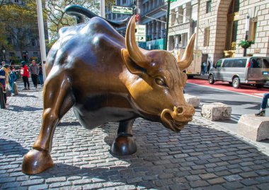 New York, ABD. 11 09 2019. Suçlayan Boğa Heykeli, Wall Street Boğası veya Bowling Green Bull. Manhattan 'ın finans bölgesinde, Broadway' de bulunan bronz bir heykel..