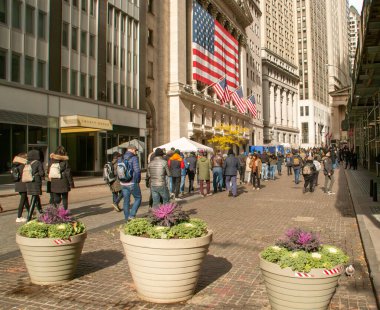 New York, ABD. 11 09 2019. Manhattan 'ın aşağısındaki Broad Caddesi boyunca gezinen insanlar. Finansal bölgede New York Borsasını ziyaret eden rehberli turistler.