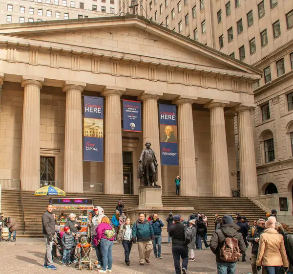 New York, ABD. 11 09 2019. Federal Hall Ulusal Anıtı 'na giriş ve Manhattan' daki George Washington heykeli. ABD 'nin ilk kongre binasının girişinin yanındaki turistler.