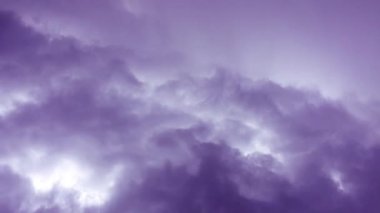 Hayaletli bir ortamda yavaşça sisi hareket ettiriyor. Ürkütücü leylak renkleri ve kıvrımlı hareketleri olan koyu soyut bir arkaplan..