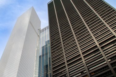 New York, ABD 'nin finans bölgesinde alçaktan çekilen gökdelenler. Bir Liberty Plaza gökdeleni ve Manhattan 'ın aşağısındaki dört dünya ticaret merkezi. 2019.