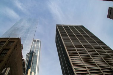 New York, ABD 'nin finans bölgesinde alçaktan çekilen gökdelenler. Bir Liberty Plaza gökdeleni ve Manhattan 'ın aşağısındaki dört dünya ticaret merkezi. 2019.