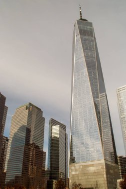 New York, ABD 'nin finans bölgesinde gökdelenleri olan şehir manzarası. One World Trade Center gökdeleni ve solda 200 Vessey St skyscraper, Brookfield Place kompleksi. 2019.