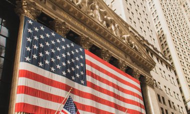 New York, ABD. 11 09 2019. Wall Street 'teki New York Borsası' nda sergilenen Amerikan bayrağının yakın çekimi. Giriş timpanumunu destekleyen sütunların üzerine bayrak gerildi.