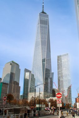 New York, ABD. 11 09 2019. New York 'un Finans Bölgesi' nde gökdelenleri olan şehir manzarası. Cedar Caddesi ve Greenwich Caddesi 'nin kesişiminden sağdaki One WTC gökdeleni Four WTD..