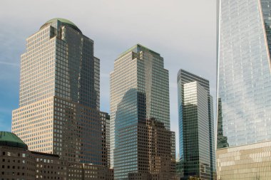 New York, ABD 'de Aşağı Manhattan' daki gökdelenlerle alçak açılı şehir manzarası fotoğrafı. Brookfield Place gökdeleninde, Vessey Caddesi 'nde bulutlu bir gökdelen. Kasım 2019.