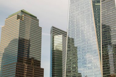 New York, ABD 'de Aşağı Manhattan' daki gökdelenlerle şehrin alçak açılı fotoğrafı. Bir Dünya Ticaret Merkezi gökdeleni ve solda 200 Vessey Caddesi, Brookfield Place kompleksi. 2019.