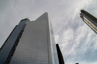 New York, ABD 'de Aşağı Manhattan' daki gökdelenli şehir manzarasının alçak açılı fotoğrafı. Tamamen bulutlu gökdelenli dört Dünya Ticaret Merkezi gökdeleni. Kasım 2019.