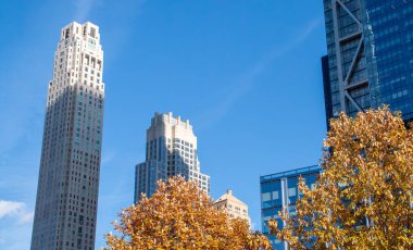 New York, ABD 'de Manhattan' ın aşağısındaki gökdelenli şehir manzarasının alçak açılı fotoğrafı. New York 'taki Four Seasons Oteli ve sağdaki Barclay Kulesi. Kasım 2019.