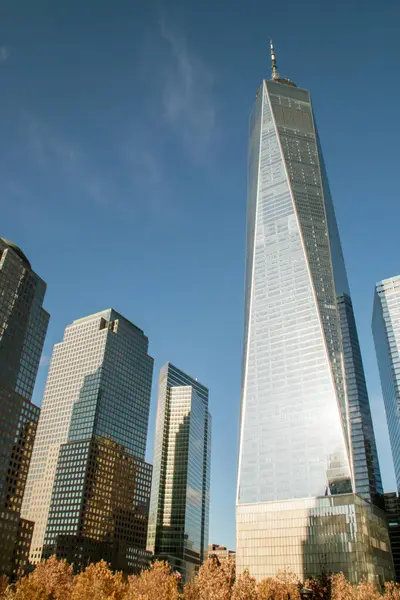 New York, ABD. 11 09 2019. New York 'un Finans Bölgesi' nde gökdelenleri olan şehir manzarası. Cedar Caddesi ve Greenwich Caddesi 'nin kesişiminden sağdaki One WTC gökdeleni Four WTD..