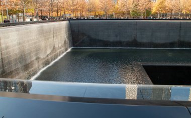 New York, ABD. 11 09 2019. Dünya Ticaret Merkezi 'ndeki anıt çeşme. Güney kulesi havuzu sıfır noktasında. Güney Kulesi 'ndeki ikiz kulelere düzenlenen 11 Eylül saldırılarının anısına..