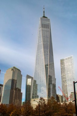 New York 'un Finans Bölgesi' nde gökdelenleri olan şehir manzarası. Cedar Caddesi ve Greenwich Caddesi 'nin kesişiminden sağdaki One WTC gökdeleni Four WTD. ABD, 2019.