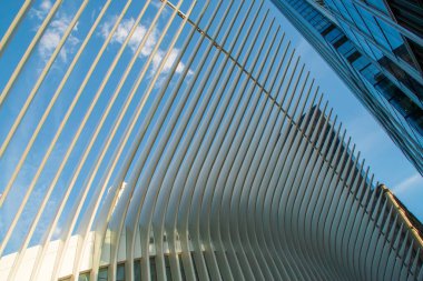 New York, ABD. 11 09 2019. Oculus, Dünya Ticaret Merkezi istasyonu ve Manhattan 'daki alışveriş merkezi. Westfield Dünya Ticaret Merkezi 'ndeki Oculus binasının dış tarafında tırtıklı sütunlar var..