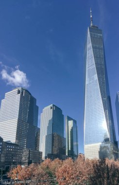 New York, ABD 'deki Finans Bölgesi' nin gökdelenleri olan şehir manzarası. Vessey Caddesi 'ndeki bir Dünya Ticaret Merkezi ve Brookfield Place gökdelenleri. Sonbahar, 2019.