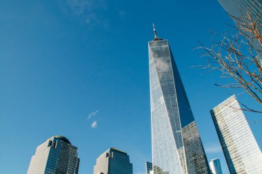 New York, ABD 'de finans bölgesinin gökdelenleri olan şehir manzarası. Cedar Caddesi ve Greenwich Caddesi 'nin kesiştiği yerdeki One World Trade Center gökdeleni. Sonbahar, 2019.