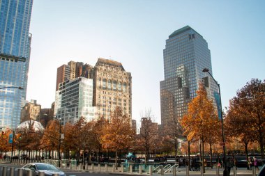 Sonbaharda New York 'ta sıfır noktasının yanındaki gökdelenlerin şehri. Batı Caddesi Gökdelen Binası ve sağında 205 Albany Caddesi Kasım 2019.