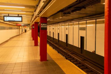New York, ABD 'de bir metro istasyonunda. Fulton Caddesi metro istasyonunun boş platformu..