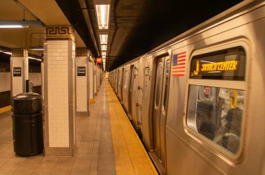 New York, ABD 'de bir metro istasyonunda. Canal Caddesi 'ndeki metro istasyonu yumuşak ve sıcak aydınlatmalı. Kasım 2019.