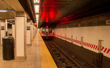 New York, ABD 'de bir metro istasyonunda. Canal Caddesi 'ndeki metro istasyonu yumuşak ve sıcak aydınlatmalı. Kasım 2019.