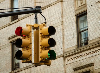 New York City, ABD 'de trafik ışığı. Trafik ışığı ve arka planda bir konut binasının pencereli ön cephesi. Grand Caddesi ve Orchard Caddesi 'nde trafik ışığı.