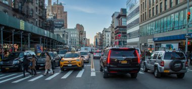 New York, ABD. 11 09 2019. New York sokaklarında yayalar, araçlar ve dükkanlar var. Çin Mahallesi ve Küçük İtalya Mahallesi Bölümü, Baxter Caddesi Kanalı..
