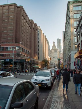 New York, ABD. 11 09 2019. Yayalar, araçlar ve işyerleriyle dolu New York sokaklarının şehri. Çin Mahallesi, St Kanalı ve arka planda Güney Manhattan 'ın gökdelenleri..
