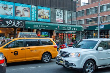 New York, ABD. 11 09 2019. Yayalar, araçlar ve işyerleriyle dolu New York sokaklarının şehri. Taksi ve diğer araç Centre Caddesi ve Walker Caddesi kavşağında..
